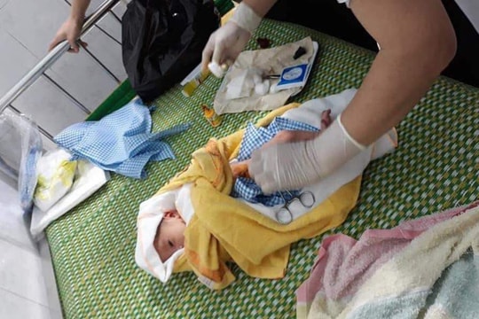 Phát hiện bé trai sơ sinh còn nguyên dây rốn bị bỏ rơi trong đêm