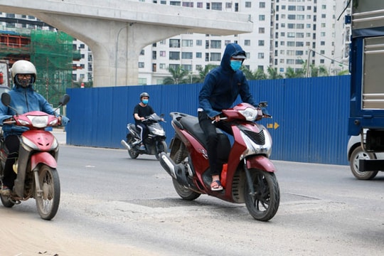 Ảnh: Hiểm họa rình rập từ những nắp hố ga cao hơn mặt đường