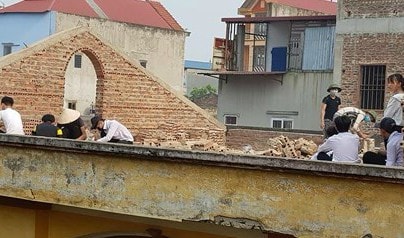 Xôn xao hình ảnh học sinh bị giáo viên phạt đẽo gạch trên mái nhà giữa trời nắng