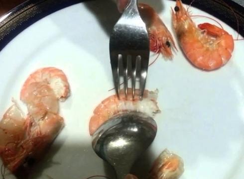 Lột vỏ tôm sống bằng dĩa và mẹo bóc tỏi, nhặt rau nhanh cho hội lười