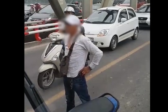 Clip thanh niên dùng xe máy chặn đầu xe buýt giữa cầu Chương Dương gây bức xúc