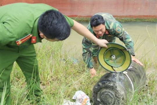 Trục vớt thành công quả bom nặng gần 400kg mắc lưới ngư dân Hà Tĩnh