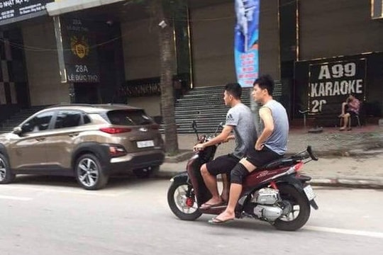 Hình ảnh  Đình Trọng và Văn Kiên đi xe máy không đội mũ bảo hiểm gây tranh cãi MXH