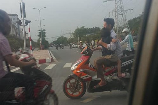 Cảnh tượng bố đèo con trên xe máy đầy nguy hiểm gây chú ý MXH