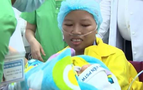 Nghẹn ngào khoảnh khắc người mẹ ung thư giai đoạn cuối lần đầu gặp con