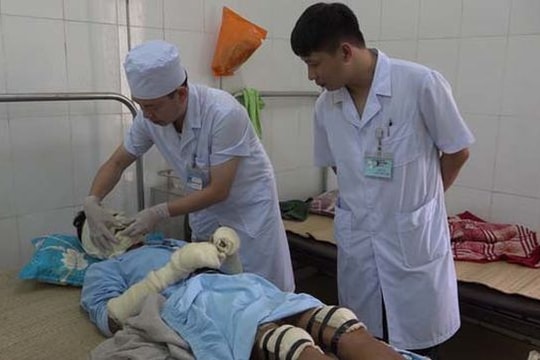 Bình gas công nghiệp phát nổ trong đám ma, 5 người bị bỏng nặng