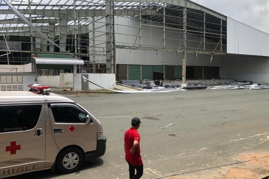 Leo lên mái nhà xưởng, nam công nhân bị gió thổi rơi xuống đất tử vong