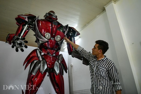 Ảnh: Chiêm ngưỡng robot Transformer "khổng lồ" được chế tạo từ rác thải nhựa