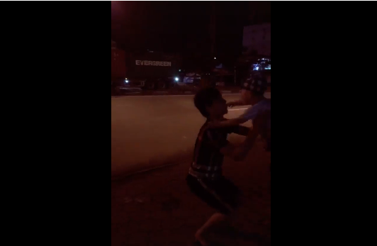 Khoảnh khắc tài xế container tranh thủ giờ nghỉ, chạy về bế con gây xúc động