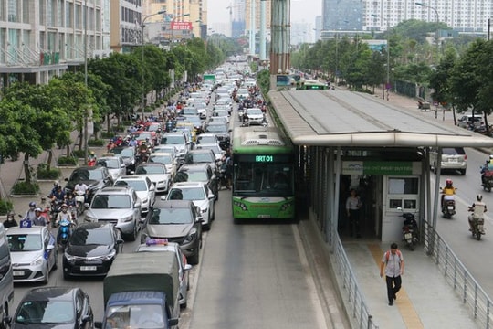 Ảnh: Xe biển xanh cũng lấn làn đường dành riêng cho xe buýt nhanh BRT