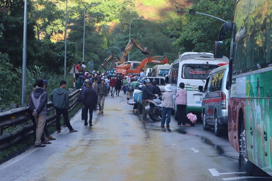Sạt lở trên đèo Bảo Lộc, kẹt xe hơn 20 km