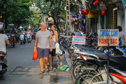 Ảnh: Vỉa hè ở phố cổ Hà Nội không còn dành riêng cho người đi bộ