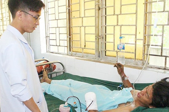 Nam thanh niên bị mất bàn tay trái vì điện thoại phát nổ khi đang sạc