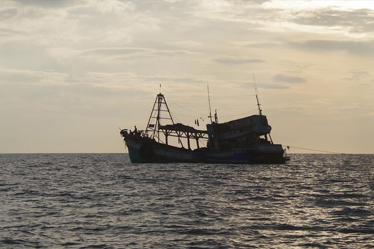 Hỗ trợ tìm kiếm 4 thuyền viên mất tích trên vùng biển Cà Mau