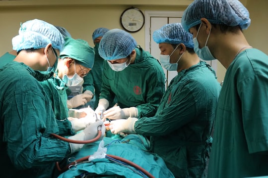 Phẫu thuật cắt bỏ khối u máu gan khổng lồ 30cm cho nữ bệnh nhân