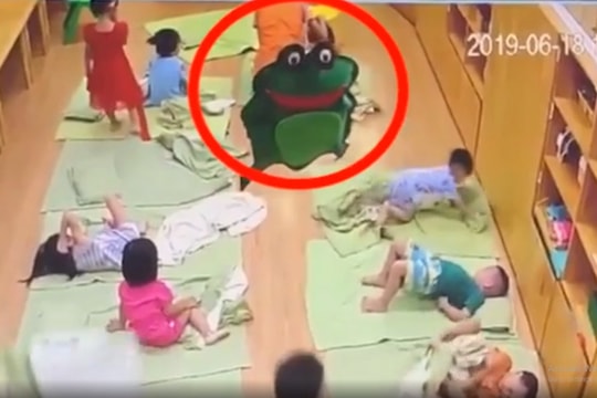 Xôn xao đoạn clip cô giáo mầm non đánh trẻ tới tụ máu ở môi
