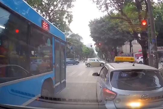 Clip xe cứu thương liên tục nháy đèn, hú còi, taxi quyết không nhường đường gây tranh cãi MXH