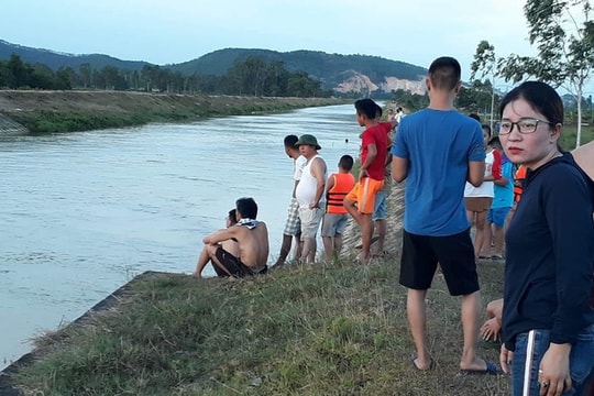 Thiếu nữ 18 tuổi bị nước cuốn mất tích khi đi tắm sông cùng bạn