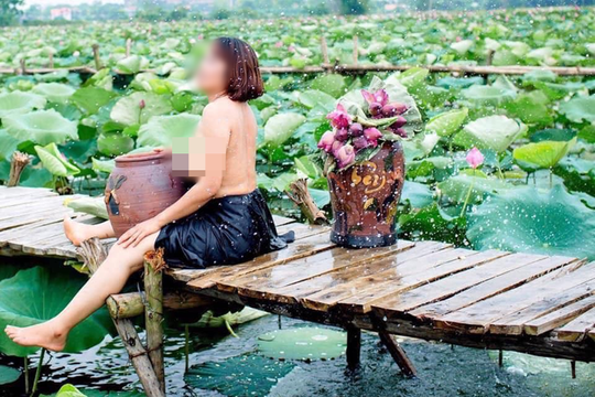 Hình ảnh người phụ nữ trung niên khoe mình trần ở hồ sen bị dân mạng chỉ trích mạnh mẽ