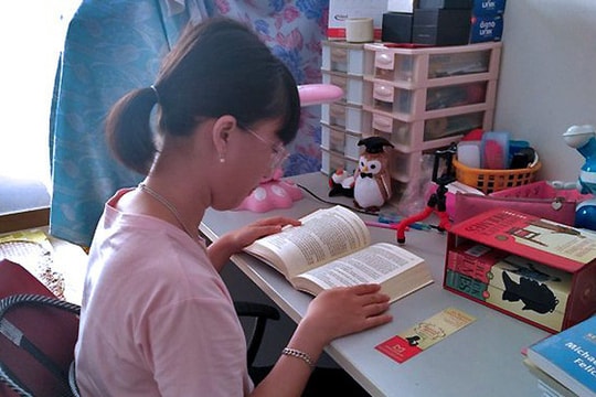 Mẹ mắc ung thư, nữ sinh thi đỗ cả 3 lớp chuyên Văn, Toán, Tin