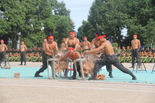 Ảnh: Mãn nhãn với màn võ thuật, nội công xuất sắc của các chiến sĩ công an