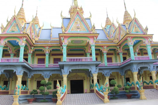 Ảnh: Chiêm ngưỡng bảo tháp với kiến trúc độc đáo thu hút giới trẻ miền Tây