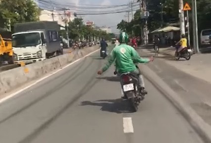 Clip tài xế xe ôm thả cả 2 tay, lạng lách trên đường gây phẫn nộ