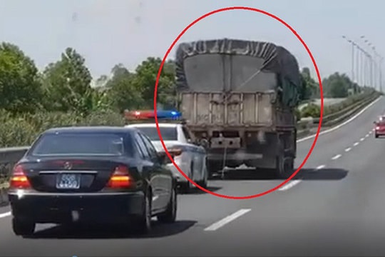 Tước bằng lái tài xế xe tải không nhường đường cho xe cảnh sát