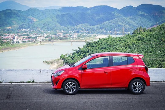 Giá ô tô nhập khẩu nguyên chiếc về Việt Nam giảm gần một nửa sau 1 tháng