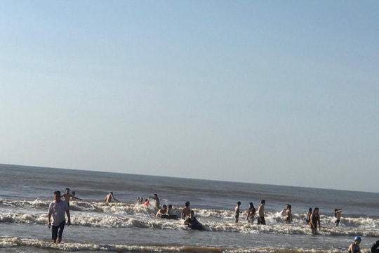 2 du khách chết đuối và mất tích khi tắm biển Hải Tiến