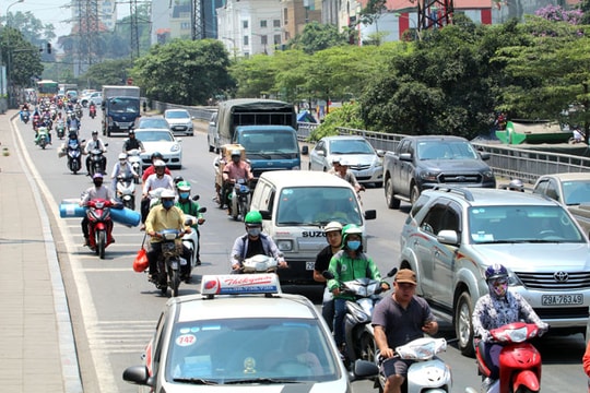 Ảnh: Nắng nóng đỉnh điểm,người dân Thủ đô phải "quấn vải" ra đường