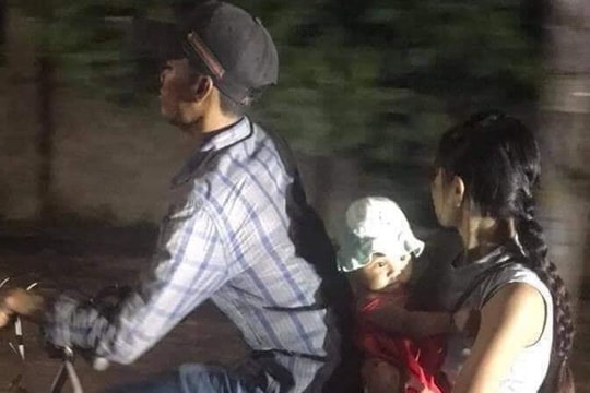 Bức ảnh đôi vợ chồng hạnh phúc đèo nhau trên chiếc xe cà tàng khiến dân mạng xuýt xoa