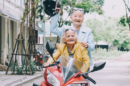 Hai cụ bà tạo dáng “chất lừ” bên xe phân khối lớn gây bão MXH