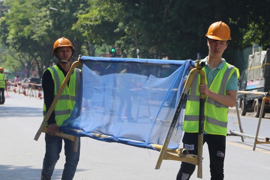 Ảnh: Rào chắn đường Trần Hưng Đạo để thi công nhà ga ngầm tuyến Metro Nhổn - Ga Hà Nội
