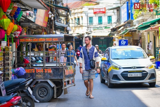 Ảnh: Vỉa hè phố cổ Hà Nội bị chiếm trọn bởi xe cộ, hàng quán