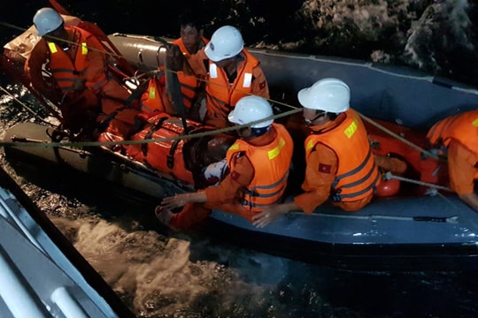 Cháy hầm máy, một ngư dân bị bỏng nặng vào bờ cấp cứu