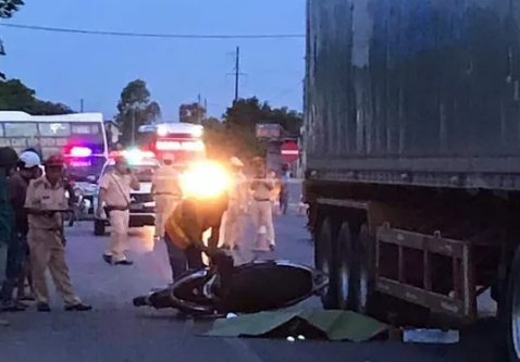 Một nữ cán bộ coi thi bị ô tô tông tử vong trước ngày thi THPT quốc gia