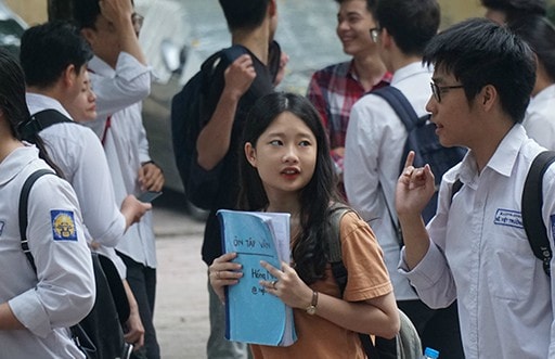 Ảnh: Sĩ tử thi THPT quốc gia 2019 trong thời tiết mát mẻ