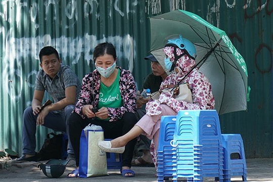 Ảnh: Phụ huynh đội nắng gần 40 độ chờ con thi THPT quốc gia 2019