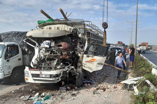 Ảnh: Hiện trường xe chở gỗ nát đầu sau cú đâm xe chở vật liệu trên cầu Thanh Trì