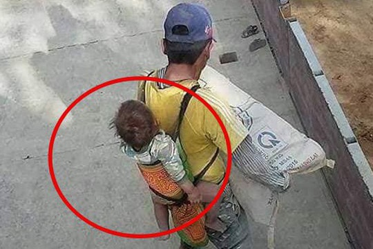 Xót xa hình ảnh ông bố địu con sau lưng bốc xi măng giữa trời nắng