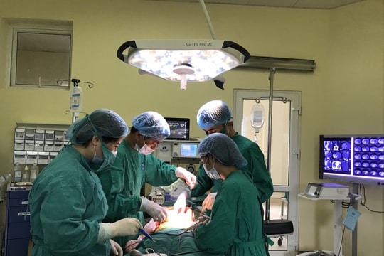 Phẫu thuật cho bé gái 6 tuổi đã có u thận "khủng" nặng 2kg