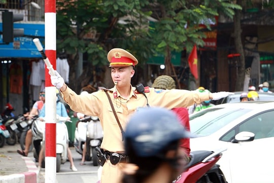 Ảnh: Những hình ảnh đẹp của CSGT Hà Nội trong kỳ thi THPT Quốc gia 2019