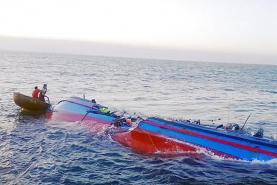 Tàu cá chìm trên biển, 1 người tử vong 9 ngư dân mất tích