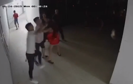 Xôn xao clip nhóm người đàn ông lao vào đánh dã man một cô gái tại chung cư
