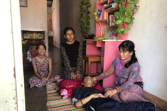 Xót xa cảnh mẹ đơn thân nuôi con bại não, động kinh