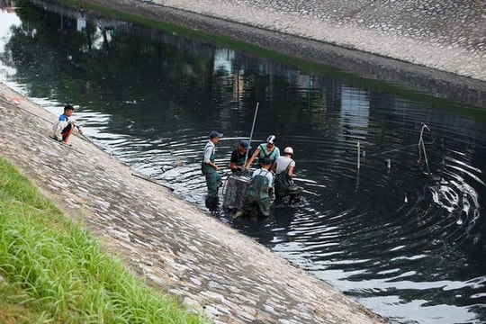 Ảnh: "Bảo bối" làm sạch sông Tô Lịch được đưa lên bờ bảo dưỡng
