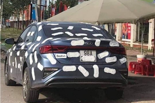 Đậu xe chắn quán nước, ô tô bị dán chằng chịt băng vệ sinh để "dằn mặt"