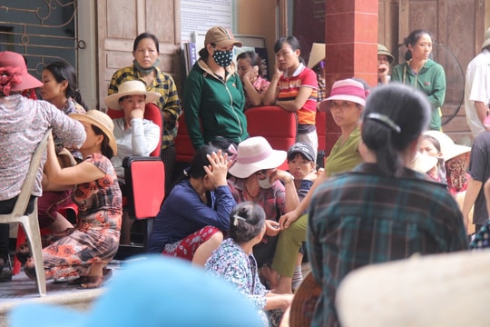 Tạm ngưng tìm kiếm 9 ngư dân mất tích trên biển, đưa 7 người sống sót về nhà