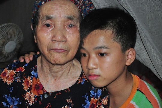 Nghẹn ngào trước cảnh cậu bé lớp 8 mồ côi nương tựa ông bà nội già